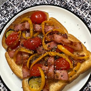 楽ラク手抜キッチン🐶🐾の作ってみた!投稿(旬の夏野菜を楽しむ♪彩り野菜のっけパン)
