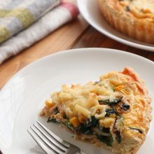 サクふわっ♡ホットケーキミックスで作る野菜たっぷりキッシュ