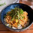 安上がりなのに美味すぎる！「ピリ辛♡納豆もやし丼」