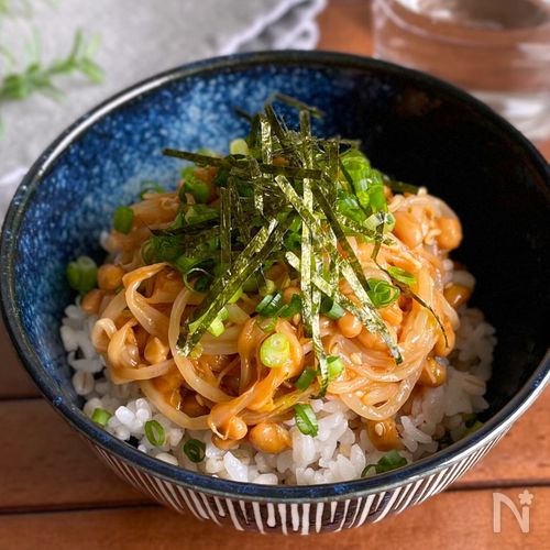 安上がりなのに美味すぎる！「ピリ辛♡納豆もやし丼」