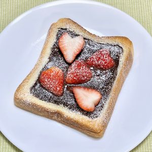 キャピタンの作ってみた!投稿(いちごとチョコレートのキッシュトースト)