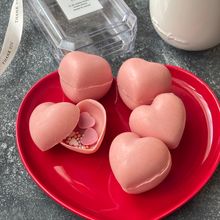 中から何が出るかはお楽しみ!?サプライズホローチョコレート
