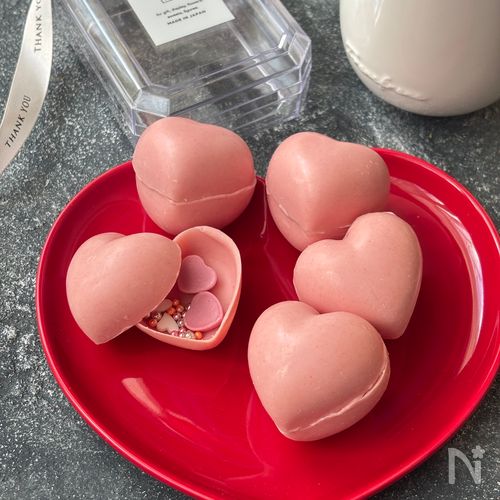 中から何が出るかはお楽しみ!?サプライズホローチョコレート