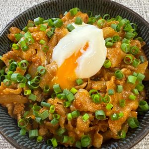 楽ラク手抜キッチン🐶🐾の作ってみた!投稿(下味冷凍で温玉豚カルビ丼)