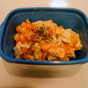 にゃんこさん🐱の作ってみた!投稿(10分簡単おかず＜にんじんのサラダ＞抱えて食べたい🤤)