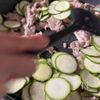 包丁まな板不要!【豚こまズッキーニのバタポンチーズ】の工程4