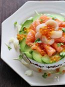 サーモンとアボカドの寿司ケーキ