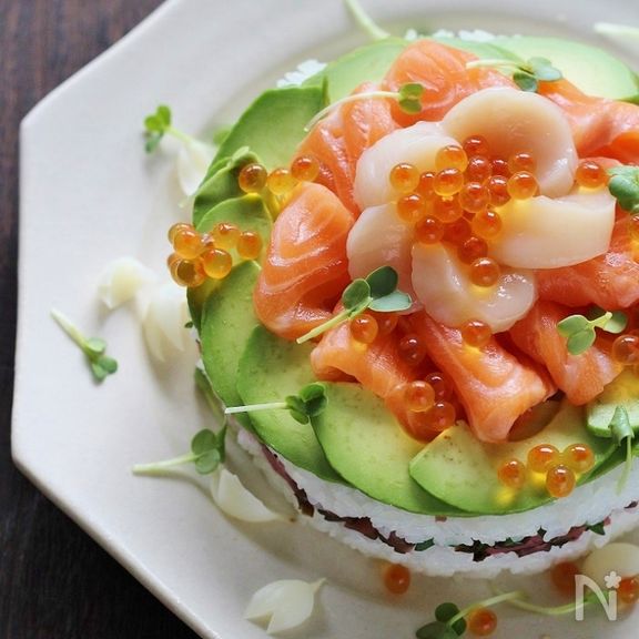 サーモンとアボカドの寿司ケーキ