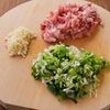 【ねぎ塩ガーリックバターライス】豚こまで作るがっつりごはん！の工程1