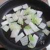 【ふわふわ！はんぺんと白菜の炒め煮】焼き色が食欲そそるよね！の工程2
