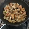 焼肉のたれとポン酢で♪チキンと舞茸のたれポン炒めの工程3