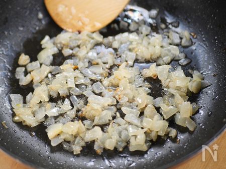 フライパンで玉ねぎを炒める
