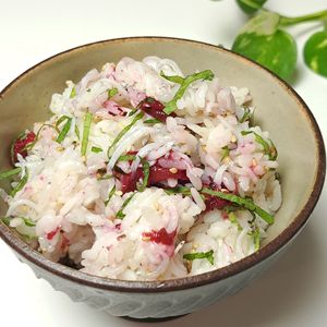 とのちゃまの作ってみた!投稿(混ぜるだけ【大葉香る♪梅しらすごはん】)