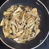 舞茸ソテーとトマトの塩麹レタスサラダ【簡単副菜】の工程1