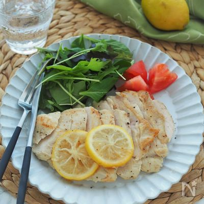 漬けて焼くだけ!鶏むね肉の塩レモン焼き