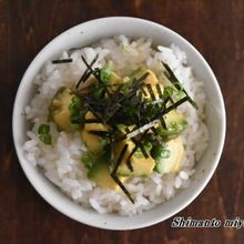 とろうま食感がやみつきに～！～アボカドの漬けのっけごはん～