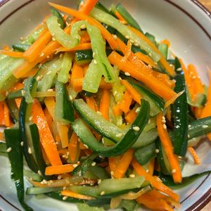 くだもの大好き🧡の作ってみた!投稿(パパッと簡単！きゅうりとにんじんのナムル風和えもの)