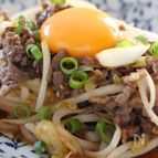 牛肉ともやしの甘辛味噌炒め、黄身のせ
