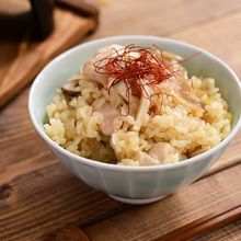 発酵の旨味がギュ!「鶏肉の塩麴漬けとザーサイの釜飯」