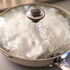 切って包んで蒸すだけ！『フライパンDE塩鮭のホイル焼き』の工程4