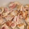 ご飯が止まらない簡単レシピ!鶏もも肉としめじの味噌マヨ炒めの工程3