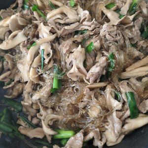 はちわれの作ってみた!投稿(【ワンパン！豚肉とニラきのこの春雨オイスター炒め】時短で簡単)
