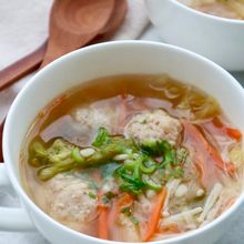 【もち麦と鶏団子の具沢山生姜スープ】心も身体も温まる♡