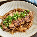 [豚肉のにんにく味噌焼き]もやしを添えてヘルシー♪