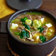 牛肉と豆腐とほうれん草の韓国風スープ