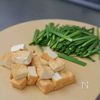 かさまし厚揚げで節約&大満足!豚こまニラ玉の工程1