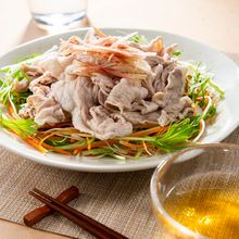 香味野菜を巻いて食べる柔らか豚しゃぶ