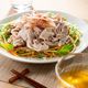 香味野菜を巻いて食べる柔らか豚しゃぶ