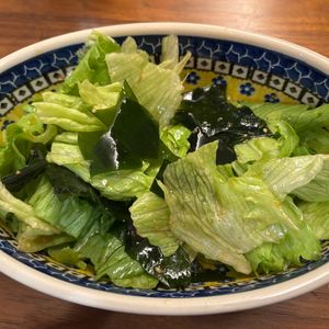 たかろの作ってみた!投稿(包丁まな板いらず♪ちぎりレタスとワカメのお手軽やみつきサラダ)