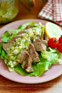 蒸し豚肩ロースのねぎ塩レモンだれ