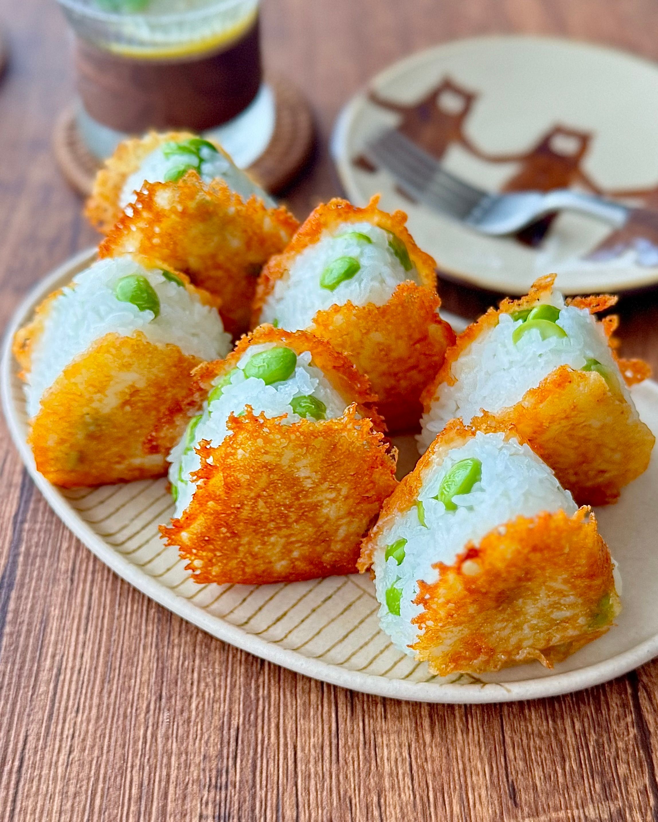 カリカリチーズの三角おにぎり(枝豆入り) | レシピサイトNadia