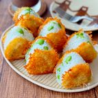 カリカリチーズの三角おにぎり(枝豆入り)