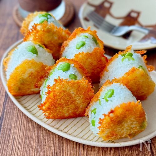 カリカリチーズの三角おにぎり(枝豆入り)