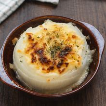 ホワイトソースもレンジで♪【新玉ねぎ丸ごとグラタン】