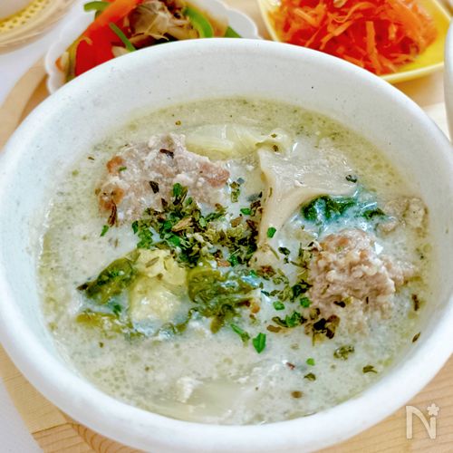 ごろっと肉厚♡豚ひき肉と舞茸のバジル豆乳スープ【栄養満点】