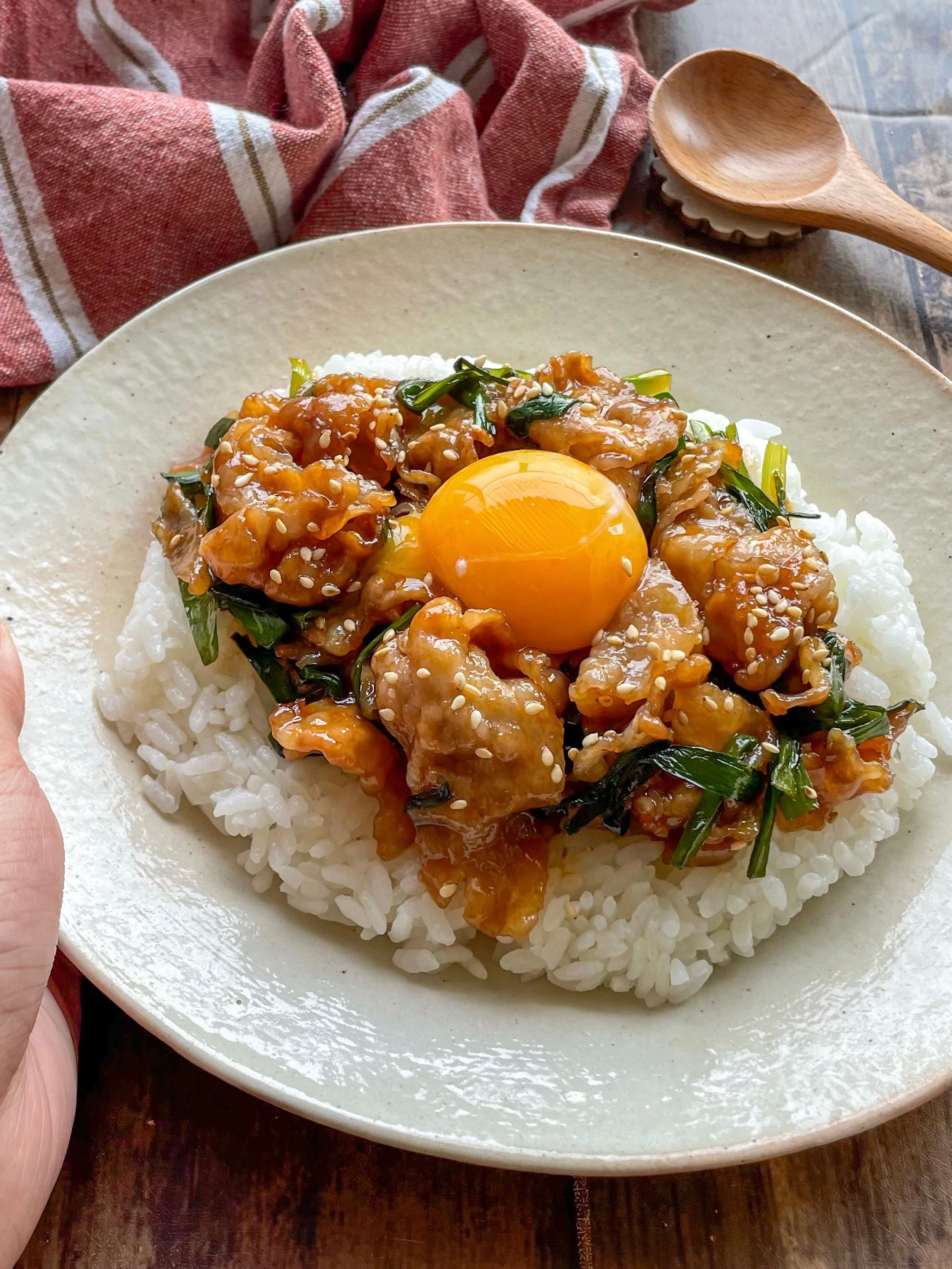 スタミナがっつり豚ニラ丼 | レシピサイトNadia