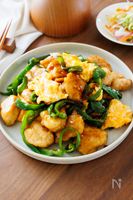 『鶏むね肉とピーマンの照りたま炒め』照り焼き味でご飯が進む♪