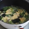 シャキッと美味しい♩【ふわたまレタスとわかめのスープ】の工程3