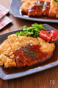 【BIGチキンカツレツ】鶏むね肉１枚で♪簡単デミソースがけ