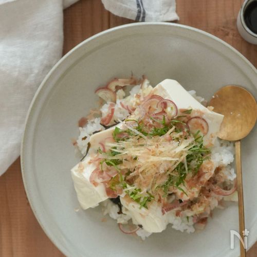 ほっとする、丸ごと湯豆腐の薬味丼
