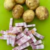 【新じゃがとブロックベーコンのピリ辛炒め】食べるラー油で旨辛の下準備
