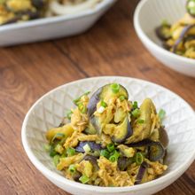 ＼あと1品・冷たい麵に／ レンチン3分！なすのツナカレー和え