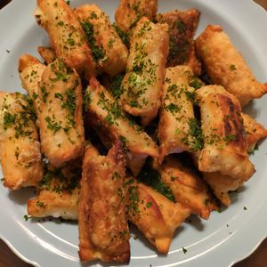 たりおの作ってみた!投稿(ふふおつまみ♡【餃子の皮でちくわチーズ包み のり塩味】)