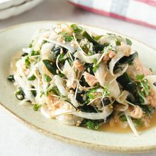 和えるだけ【新玉ねぎとわかめの旨辛サラダ】