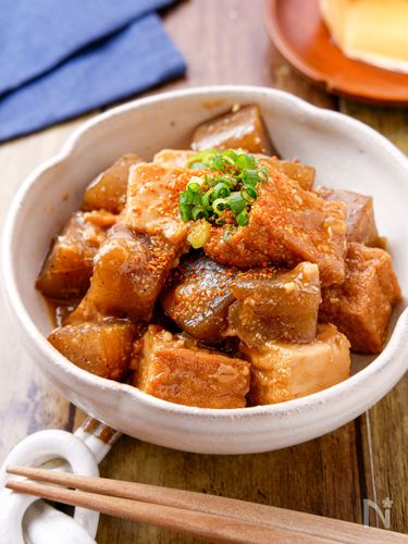 【作ってみた！で大人気】簡単コクうま♪「厚揚げとこんにゃくのどて煮風」節約おつまみ煮物｜みんなの推しレシピ