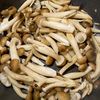 焼くのがポイント◎しめじの海苔和えの工程3